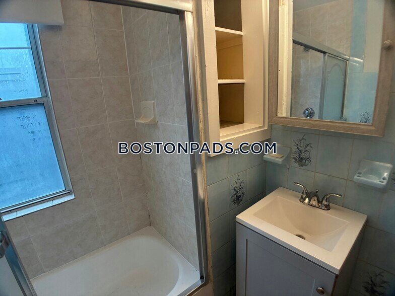 Building Photo - 739 Parker St