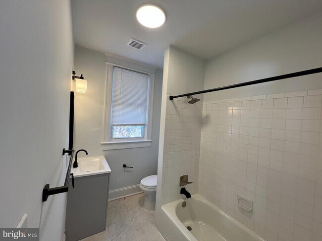 Building Photo - 1941 16th St SE