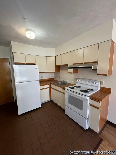 Building Photo - 81 Essex St