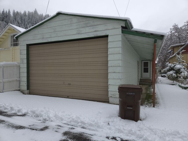Building Photo - Nice house with a huge garage