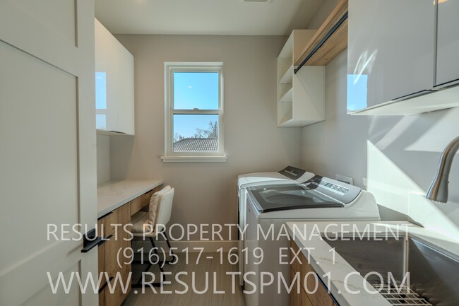 Building Photo - Stunning luxury custom home! 4 bedrooms heart of Fairoaks