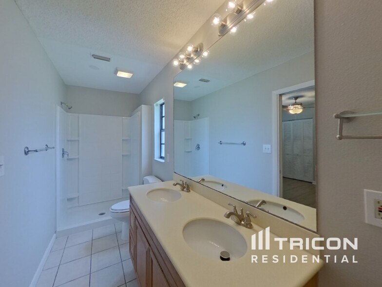 Building Photo - 10206 Deepbrook Dr