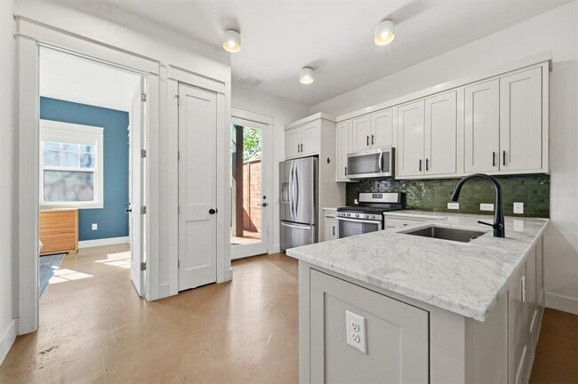 Building Photo - 3203 Locke Ln