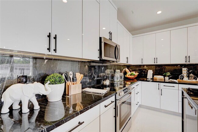 Building Photo - 1805 NW 22nd Ct