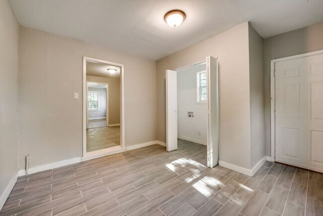Building Photo - Freshly renovated!!! 3 Bed 1 Bath 1040 sqf...