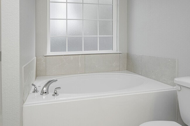 Building Photo - 517 Fallbrook Dr