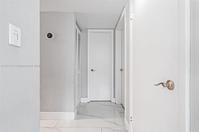 Building Photo - 8351 SW 39th Ct