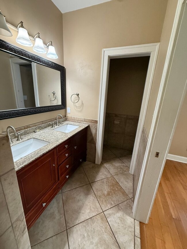 Building Photo - 4/3 House off of Bellevue! Available August 2026!