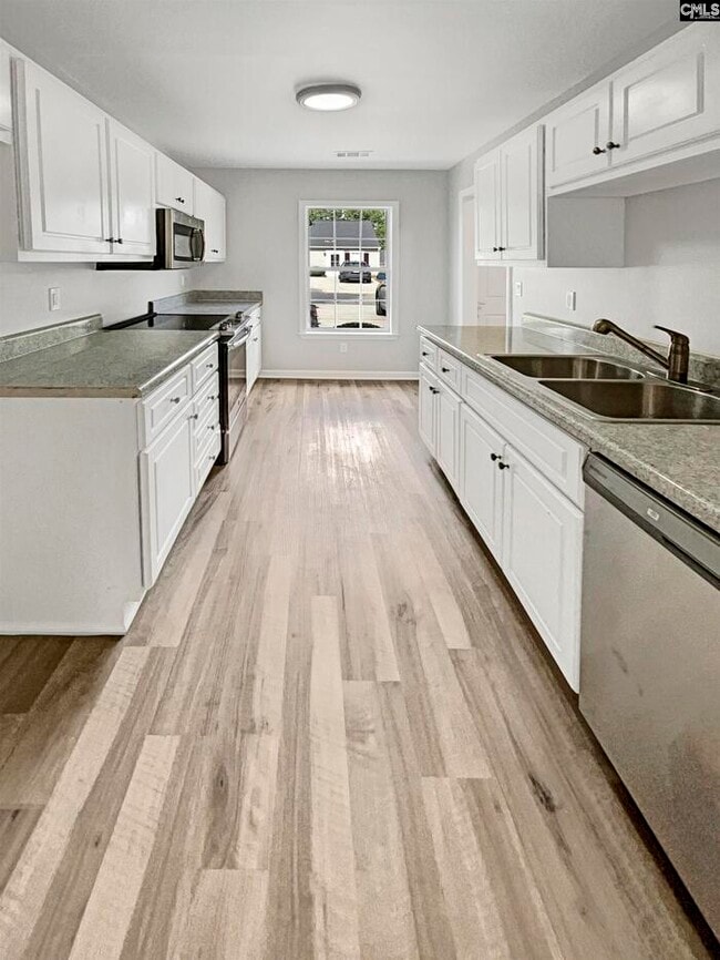 Building Photo - Furnished rental