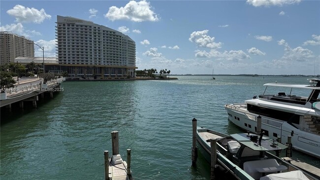Building Photo - 999 Brickell Bay Dr