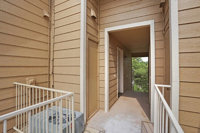 Building Photo - $2,095.95- 1 Bed, 1 Bath Updated Lofted Condo in Boulder with Central AC and In-Unit Laundry!