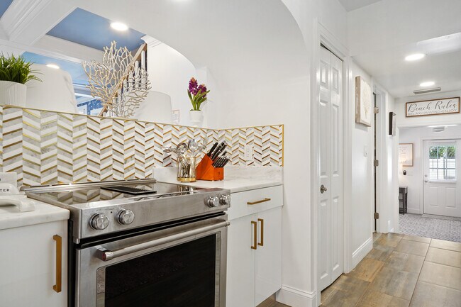 Building Photo - 1804 Pass a Grille Way