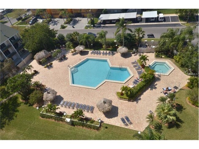 Huge heated pool and hot tub - 400 Island Way