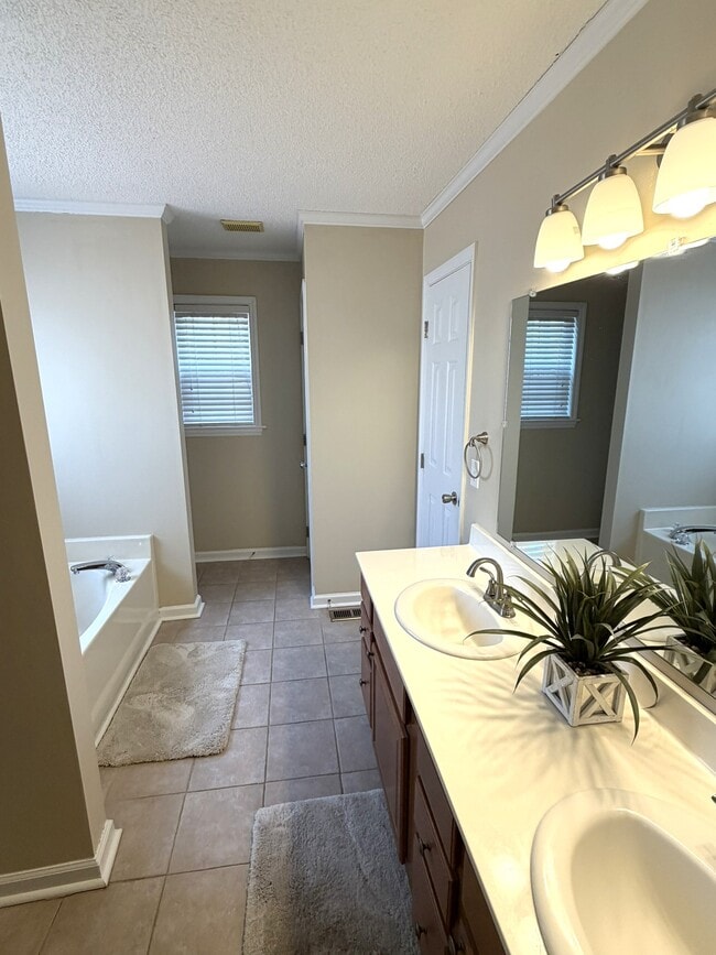 Building Photo - 763 Southwick Ave