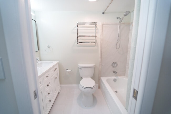 Building Photo - 2660 SW 22nd Ave