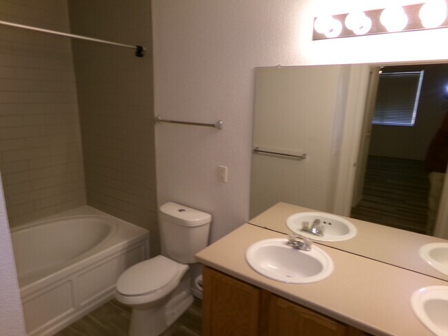 Building Photo - 3002 W Elizabeth St