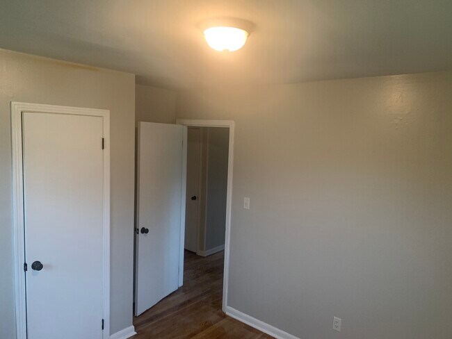 Building Photo - 908 Beale St