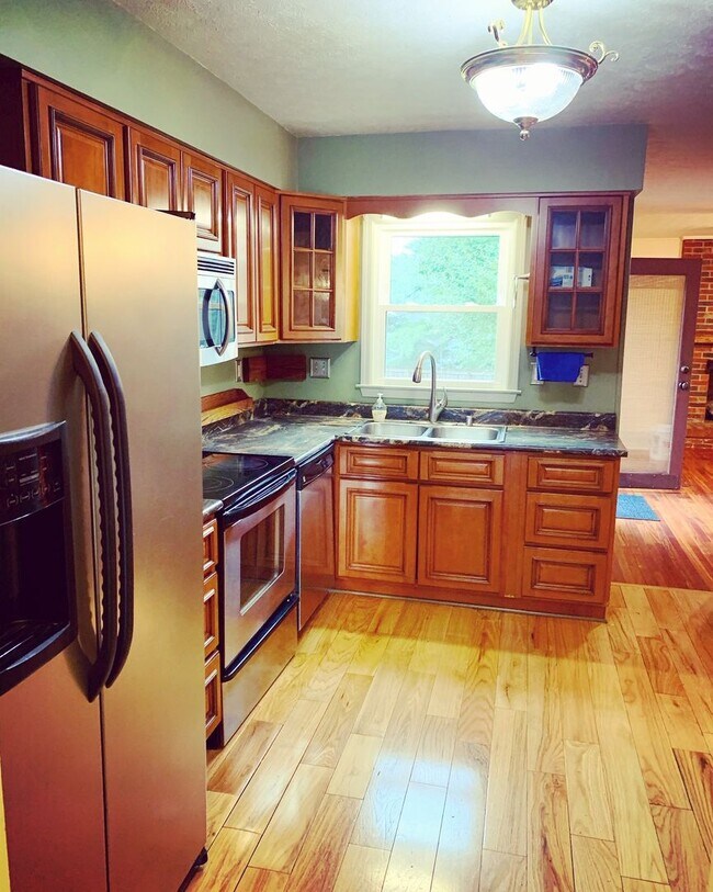 Building Photo - Charming Brick Ranch with Modern Updates in Bluegrass Fields