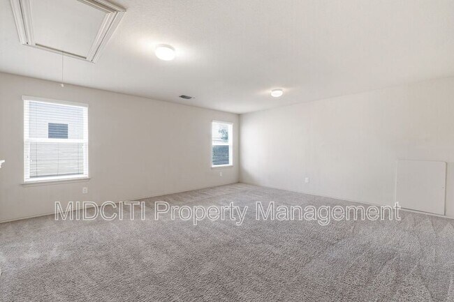 Building Photo - 205 Tallow Trl