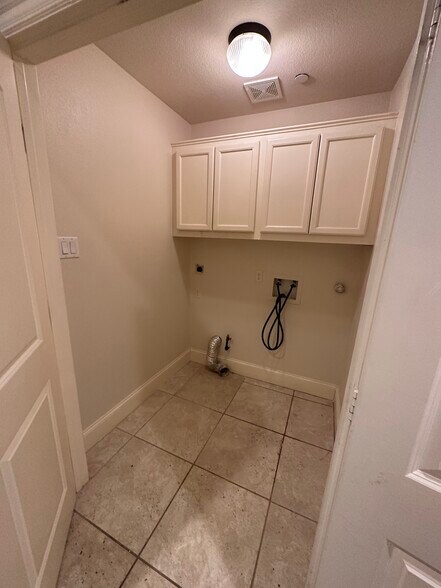 Building Photo - 6353 Richmond Ave