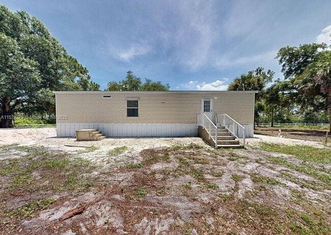 Building Photo - 720 N Riverside St