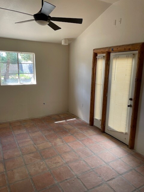 Building Photo - 902 S Una Ave