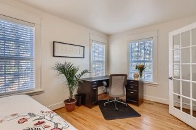 Building Photo - Furnished! Charming 4 Bedroom Home Availab...