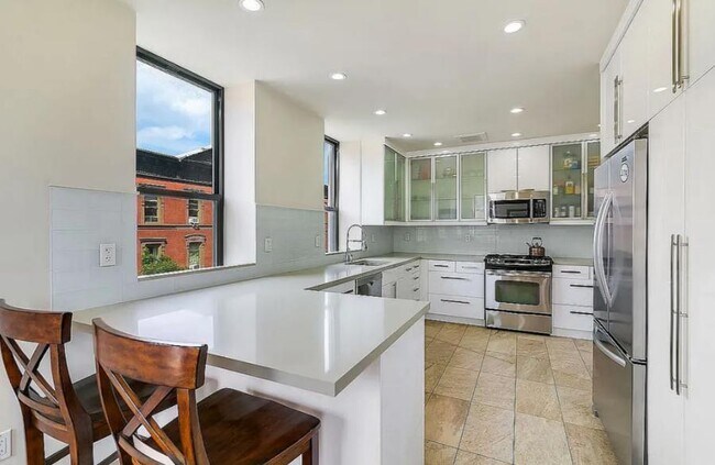 Building Photo - 180 W 81st St