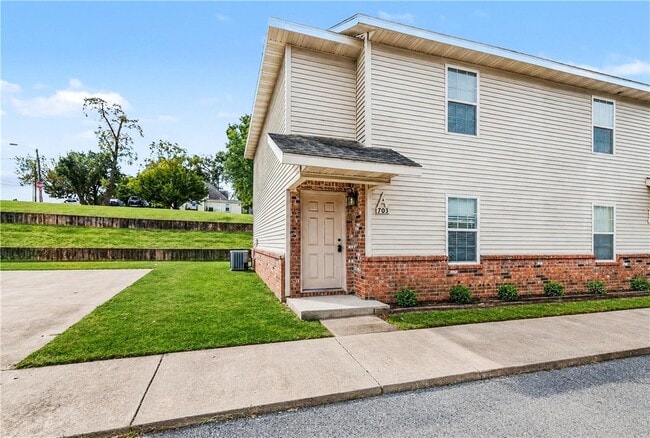Building Photo - 703 W Garland St