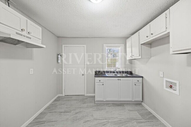 Building Photo - 1646 Harmen St