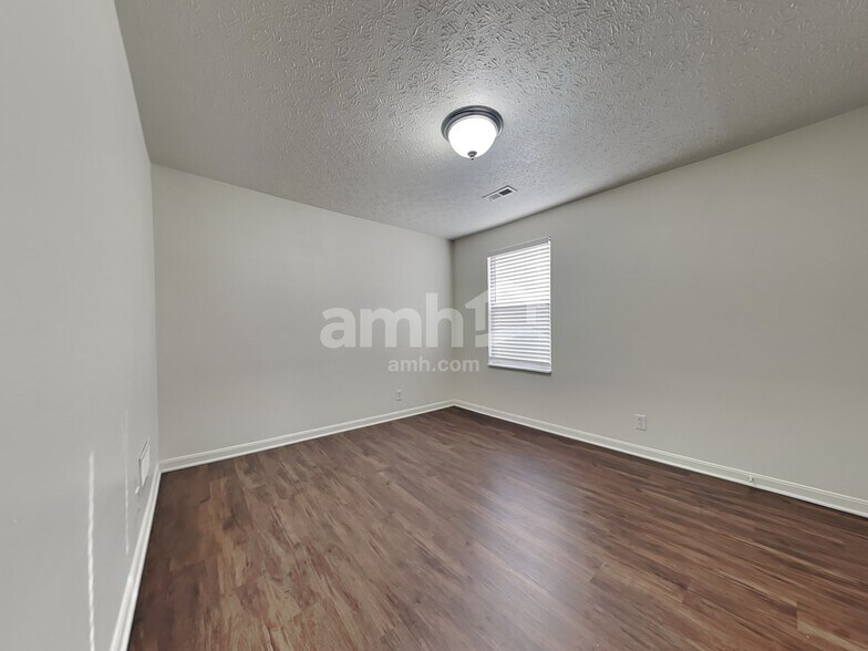 Building Photo - 743 Elm Tree Dr