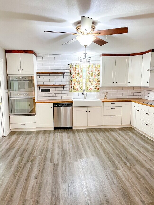 Building Photo - 3/2/2 with lots of updates!