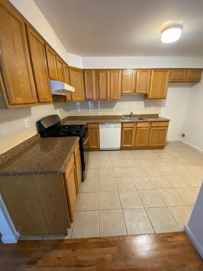 Building Photo - 225 Belvidere Ave