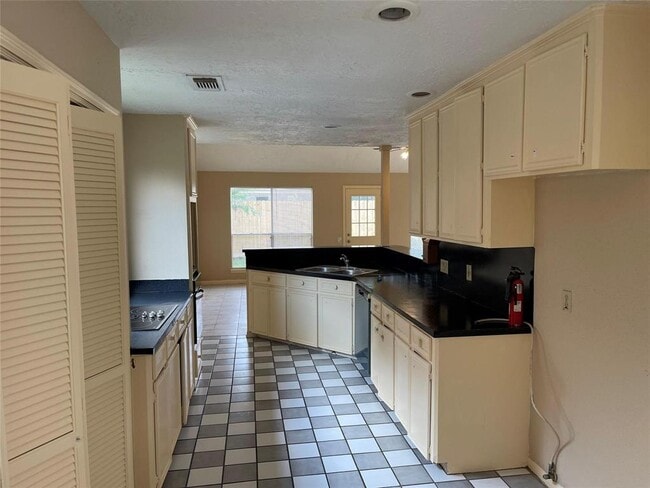 Building Photo - 122 Queens Ct