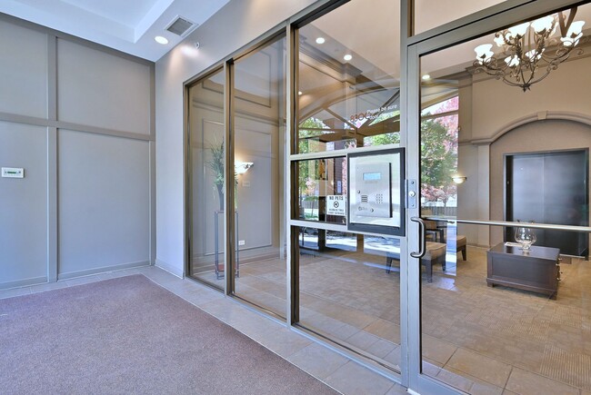 Building Photo - Bright & Spacious Condo in Great Location!