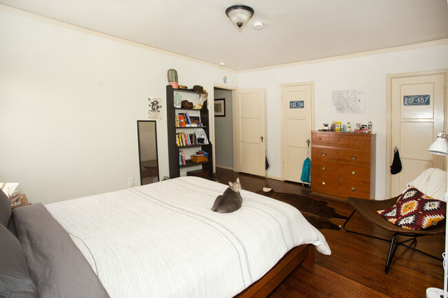 Bedroom- Two walk in Closets - 5968 San Vicente Blvd