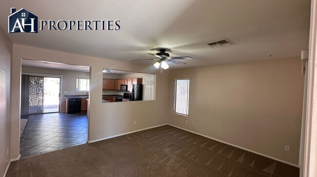 Building Photo - 3 Bed 2.5 bath 2 story house LOTS of storage