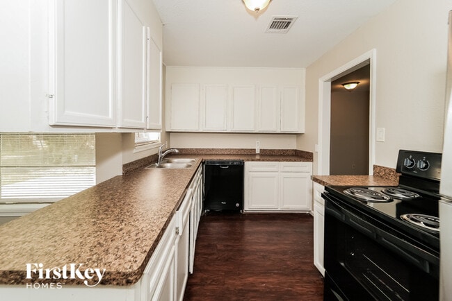Building Photo - 710 Canary Cir