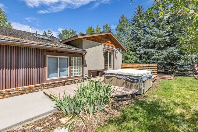 Building Photo - Holiday Ranchettes in Park Meadows