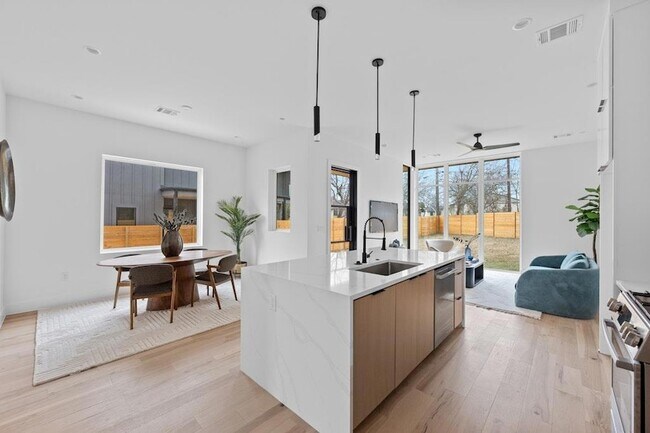 Building Photo - 1409 Valleyridge Dr