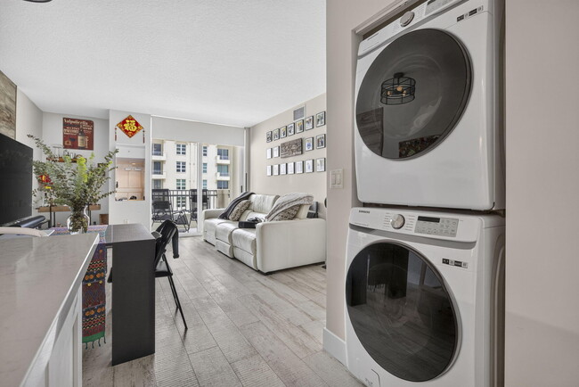 Building Photo - 403 S Sapodilla Ave
