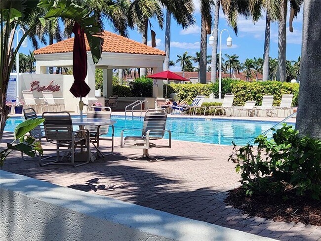 Building Photo - 6105 Bahia Del Mar Cir N