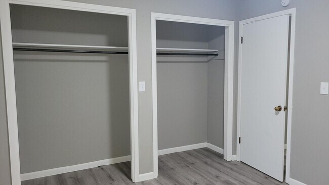 Building Photo - Completely Remodeled!!