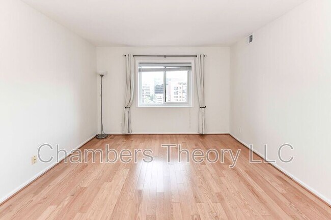Building Photo - 1600 N Oak St