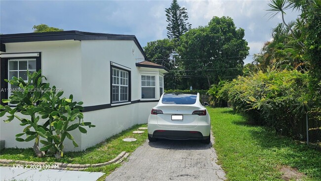 Building Photo - 626 S 28th Ave