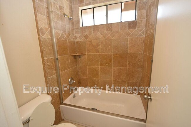 Building Photo - 564 Rosewood Ave
