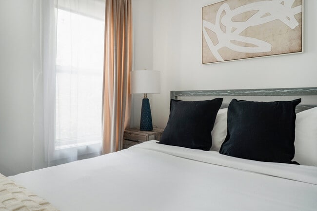 Building Photo - 359 W 39th St