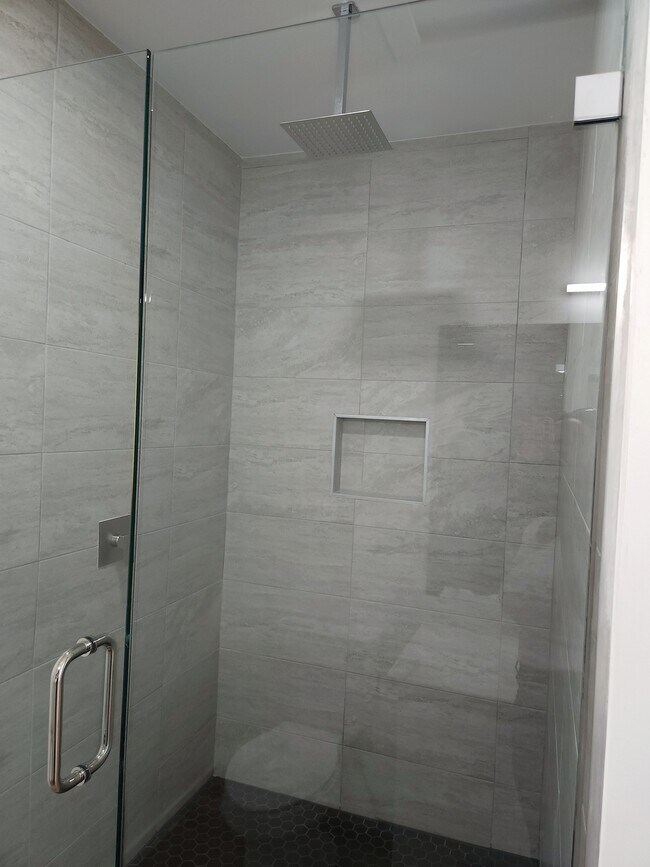 Building Photo - 706 W Seminole Ave