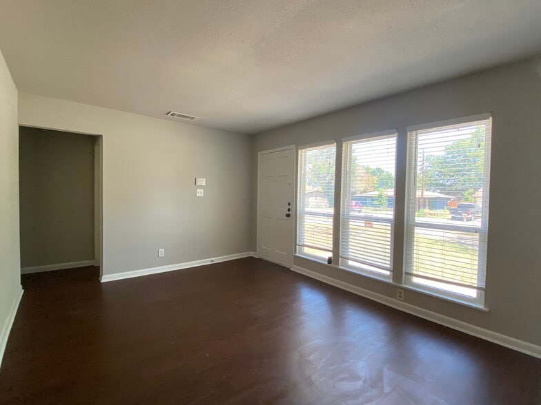 Building Photo - 7000 Bryn Mawr Camino Viejo