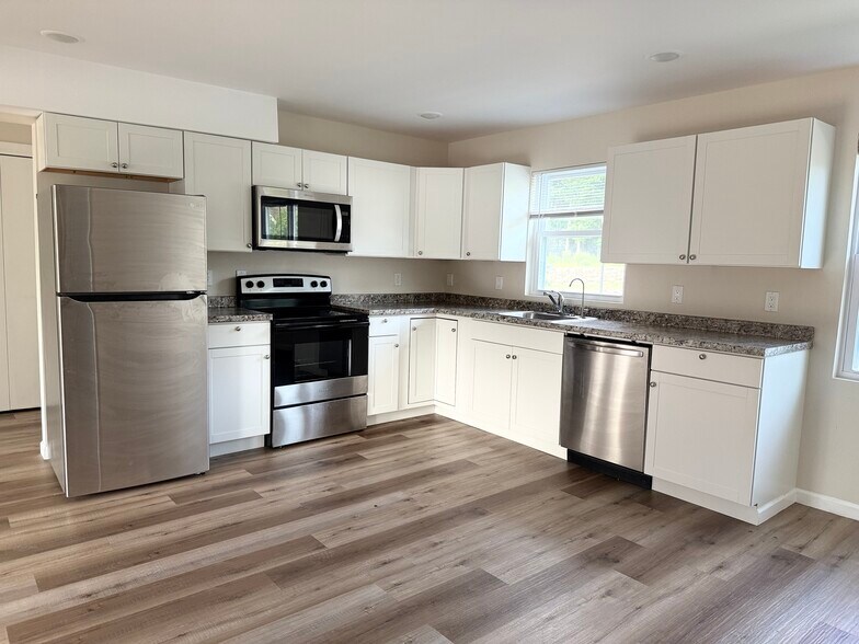Large Kitchen - 14 US Highway 206